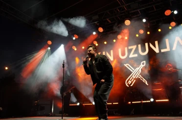 Kars’ta Karadenizli sanatçı Ekin Uzunlar rüzgarı esti 