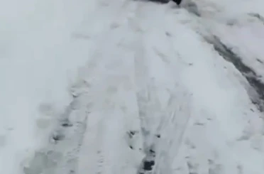 Kars’ta kayan tır kara yolunu ulaşıma kapattı 