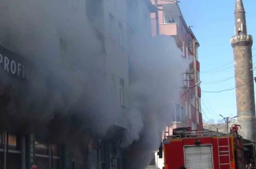 Kars’ta korkutan yangın: Mobilya deposu alevlere teslim oldu 