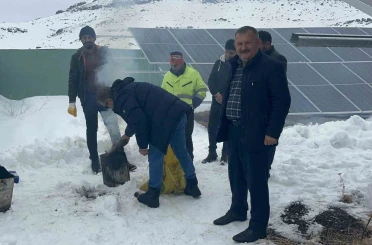 Kars’ta köylüler, içmesuyu için kurdukları GES sitemlerinin karını imece usulü temizliyor 