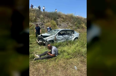 Kars’ta otomobil şarampole devrildi: 2 yaralı 