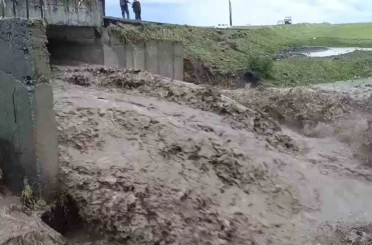 Kars’ta sel alarmı: Şiddetli yağış köy yolunu ulaşıma kapattı 