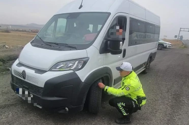 Kars’ta trafik ekiplerinden kış lastiği uygulaması 