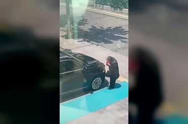 Kars’ta yaşlı kadın makam aracındaki Türk bayrağını öptü 