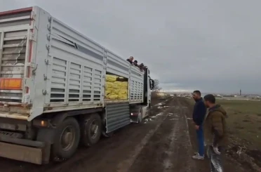 Kars’ta yem ve gübre yüklü tır köy yolunda mahsur kaldı 