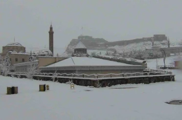 Kars’ta yer gök beyaz: Kar kalınlığı 30 santimi aştı 