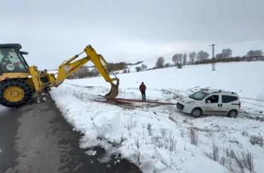 Kars’ta yoldan çıkan hafif ticari araç şarampole düştü 