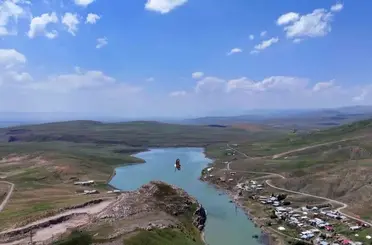 Kartal ile avladığı yılanın gökyüzünde süzüldüğü anlar dron kamerasında
