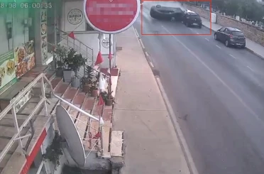 Kartal’da kontrolden çıkan otomobil araçlara çarpıp takla attı 