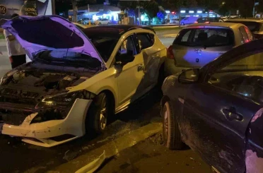 Kartal’da kontrolden çıkan otomobil park halindeki araçlara çarptı: 2 yaralı 