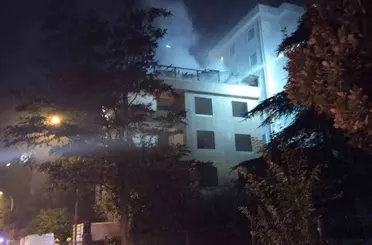 Kartal’da metruk binanın çatısı alev alev yandı