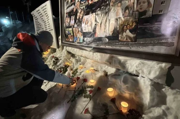 Kartalkaya yangın faciasının birinci yıldönümünde acılı aileler otel önünde bir araya geldi 