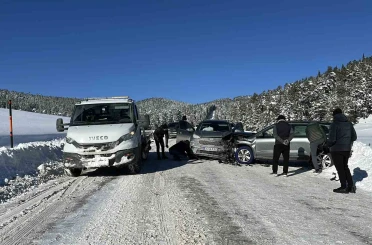 Kartalkaya yolunda 2 cip kafa kafaya çarpıştı 