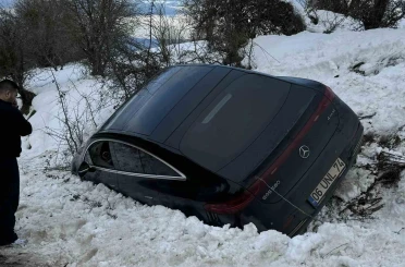 Kartalkaya yolunda lüks araç kara saplandı 