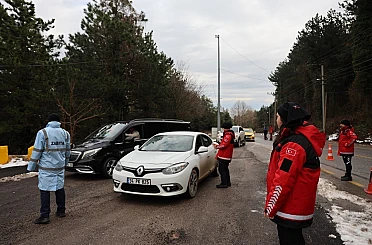 Kartepe yolunda sürücülere kış lastiği ve güvenli sürüş uyarısı 