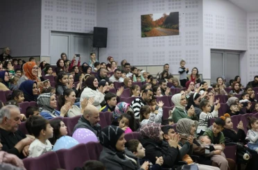 Kartepe’de çocuklar "Karlar Diyarı" oyunuyla eğlendi 