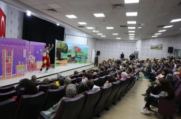 Kartepe’de çocuklara "Küçük Cesaretler Kulübü" oyunu sahnelendi 