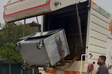 Kartepe’de çöp konteynerleri özel araçla dezenfekte ediliyor 