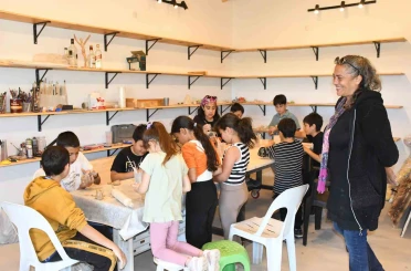 Kasabada kurduğu atölyede çocukların özgüvenini sanatla büyütüyor 