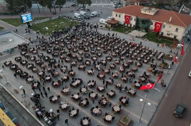 Kasapoğlu ve Vali Özkan vatandaşlarla iftarda buluştu 