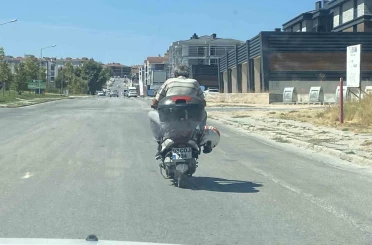 Kaskı kafasına değil motosikletin demirine taktı 