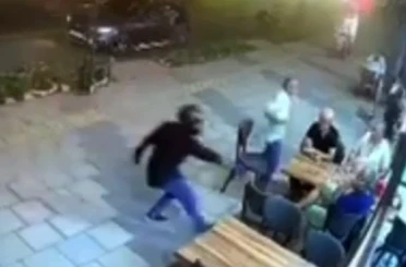 Kasklı şüpheli, tantunicide oturan şahsı vurdu 