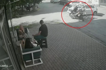 Kasksız yolcu kafasını kaldırıma çarpmaktan kıl payı kurtuldu 