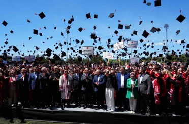Kastamonu Üniversitesi’nde 4 binden fazla öğrenci mezuniyet coşkusu yaşadı 