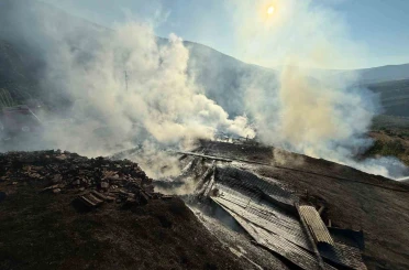 Kastamonu’da çıkan yangında iki ev ve iki samanlık kullanılamaz hale geldi 
