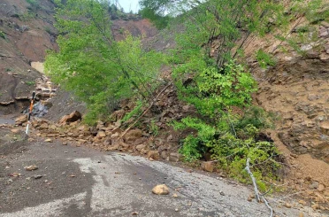 Kastamonu’da heyelan sebebiyle 5 köye ulaşım sağlanan yol kapandı 