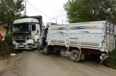 Kastamonu’da iki kamyon kafa kafaya çarpıştı: 2 yaralı 