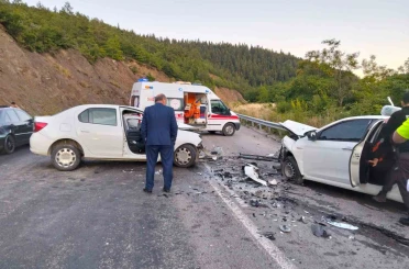 Kastamonu’da iki otomobil kafa kafaya çarpıştı: 4 yaralı 