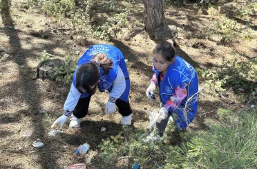 Kastamonu’da öğrenciler, ormanlık alanda çöp topladı 