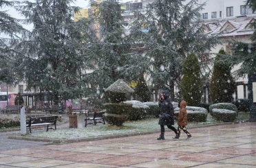 Kastamonu’da vatandaşlar, Ramazan ayının ilk gününe kar yağışıyla uyandı 