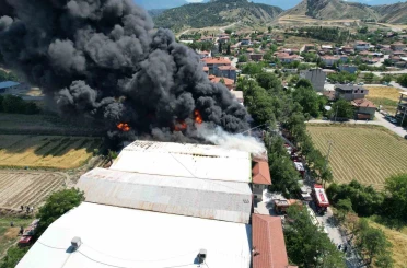 Kauçuk fabrikasındaki yangın havadan görüntülendi 