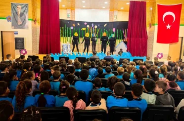 Kavaklıdere’de gönüllü gençlerden miniklere tiyatro keyfi 