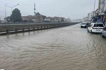 Kavak’ta sağanak yağış etkili oldu: Yollar göle döndü 