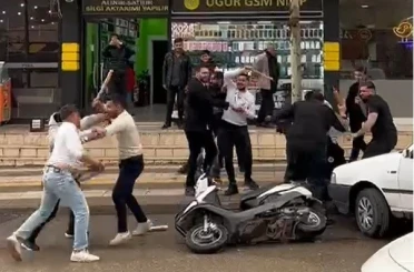 Kavga ihbarına gelen polisleri pankart ve pasta ile karşıladılar 