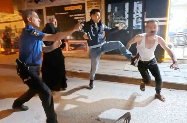 Kavgaya müdahale eden polise bıçak ve sandalyeli saldırı: 2’si polis 4 yaralı 