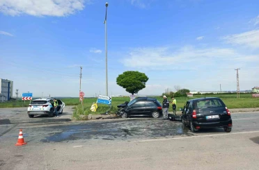 Kavşakta 2 otomobil çarpıştı, 7 kişi yaralandı 