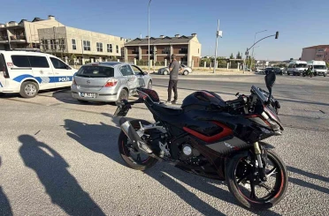 Kavşakta araç ve motosikletin karıştığı kazada 1 kişi yaralandı 