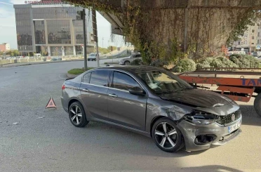 Kavşakta otomobiller çarpıştı: 2 yaralı 