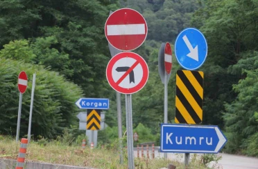 Kavşaktaki 29 tabela sürücülerin kafasını karıştırıyor 