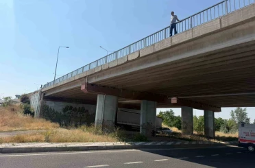 Kavşakteki üst geçit korkuluklarına çıkan şahıs sebebi ile Eskişehir- Afyonkarahisar yolu trafiğe kapandı 