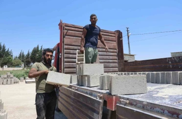 Kavurucu sıcakta birlikte mesai yapan ikiz kardeşler, günde 2 bin 500 briket üretip 5 kamyona yüklüyorlar 
