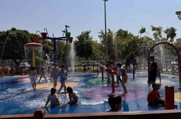 Kavurucu sıcakta çocuklar su oyun parkına akın etti 