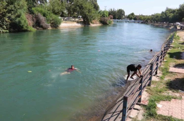 Kavurucu sıcakta hem kanalda yüzdüler hem karpuz yediler 