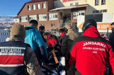 Kayak merkezinde düşerek yaralanan şahsın yardımına JAK ve UMKE yetişti 