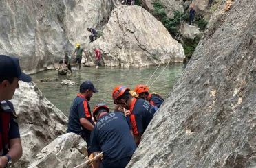 Kayalıklardan düşen yaralı çocuk kurtarıldı 