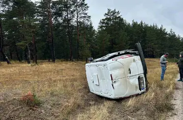 Kaygan yolda kontrolden çıkan hafif ticari araç yan yattı

